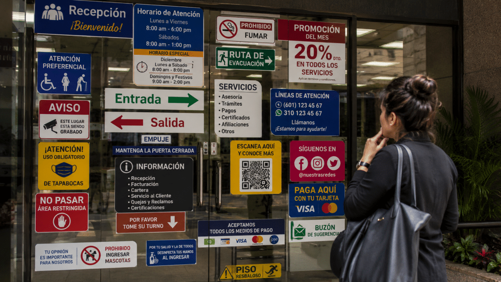 Errores al rotular un espacio con exceso de información y mensajes difíciles de leer