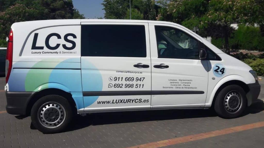 Vinilo de corte aplicado en vehículo comercial de Luxury Community & Services S.L. para rotulación corporativa y comunicación de marca